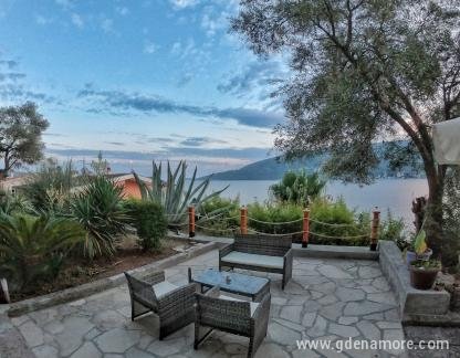 Sunny Skalini - Beachfront Retreat, 20 méterre a tengertől, Magán szállás a községben Herceg Novi, Montenegró - 20200918_002707-01